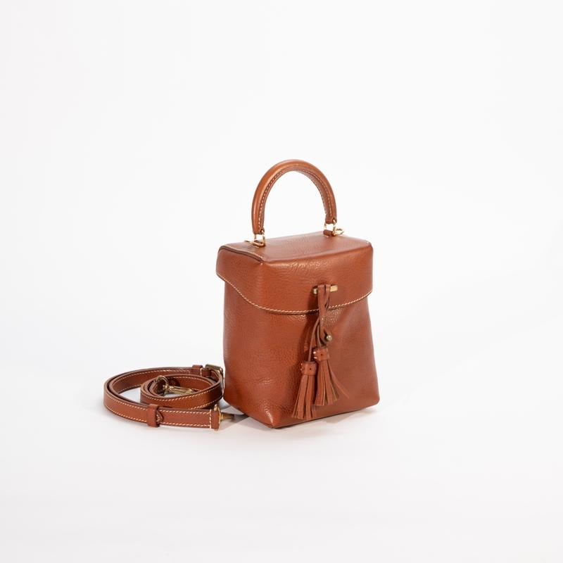 Hoe combineert plantaardig gelooid leer met vintage-esthetiek in deze nieuwe handtassencollectie?