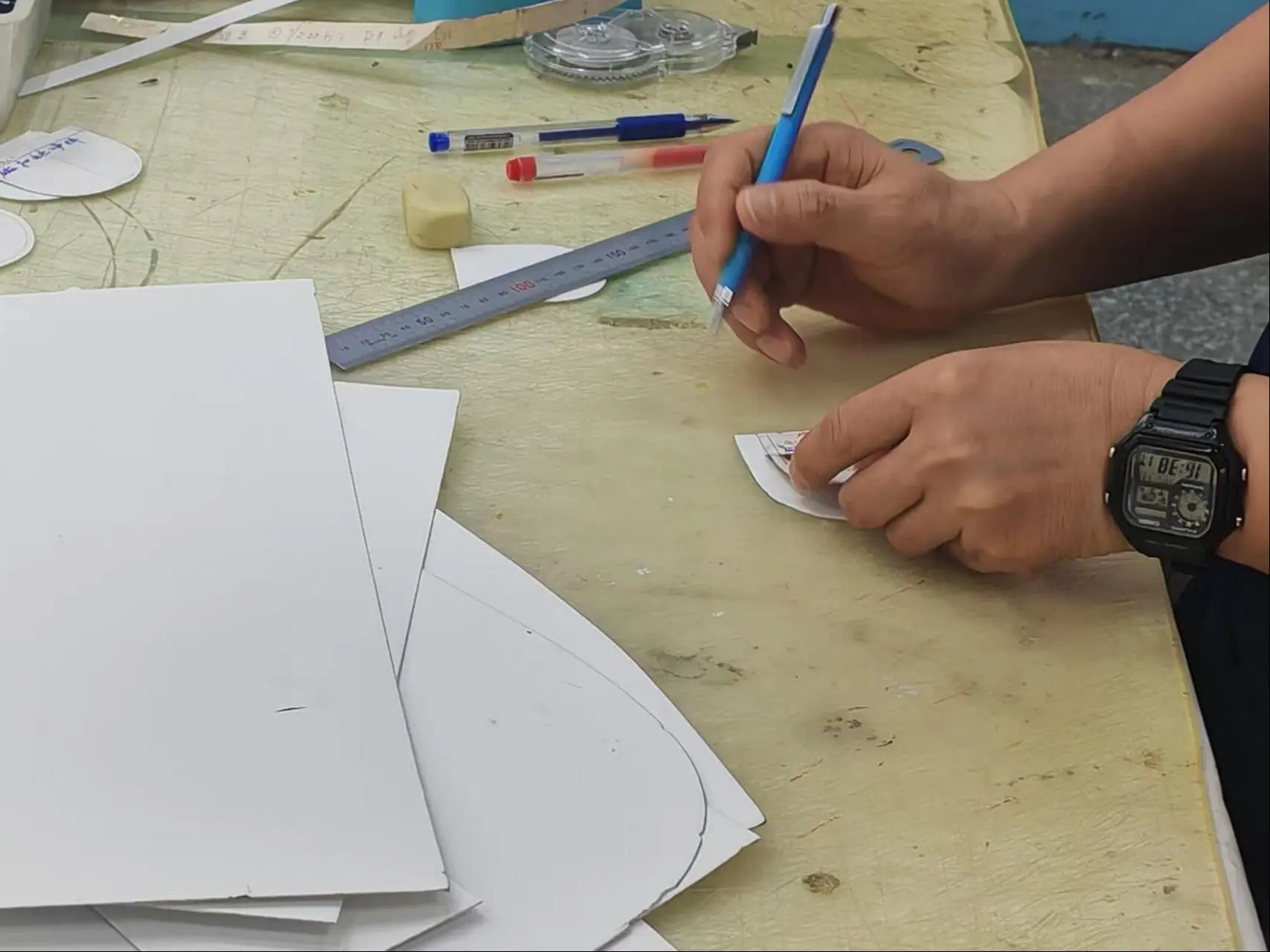 Achter de productie van Goderebag: van het maken van patronen tot het snijden van leer